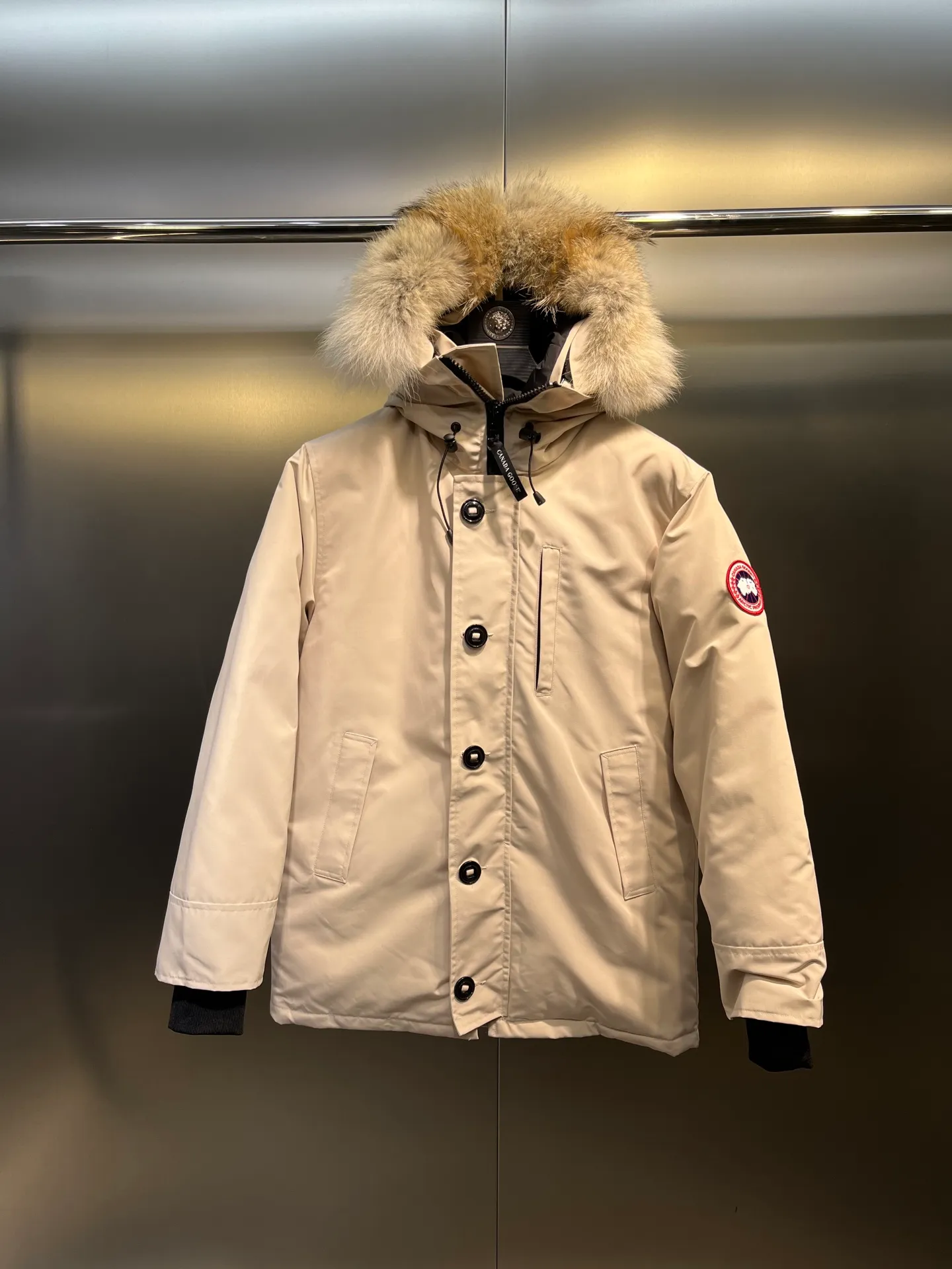 P860 Canada Goose model 06, the same model as the famous star, men's and women's models, with cold-proof flannel on the collar, close to the head and neck, comfortable and warm! The fabric is made of high-density nano-level waterproof fabric, which is windproof and wear-resistant and has a certain thickness! Seamless threaded cuffs! Avoid hard knots! It doesn’t matter how low the temperature is this winter, one piece is enough. I’ll give you the wind and temperature! Contains pure duck down, sufficient quantity, unique fashion design + waterproof craft fabric + big brand YKK double zipper pullers, real photos, upright style quality, regardless of the external standard and the internal content, you can feel free to compare it with the softer, easier to wrinkle and lighter version on the market!  size：s-xxl